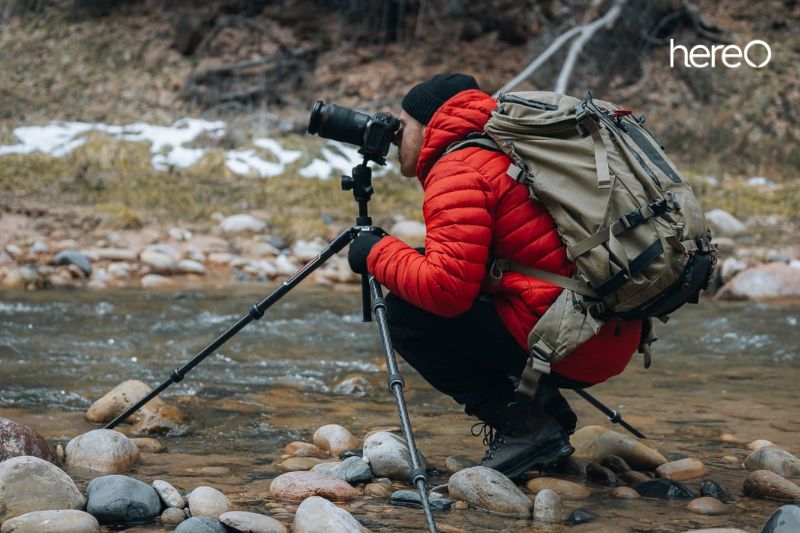 How to carry tripod on backpack